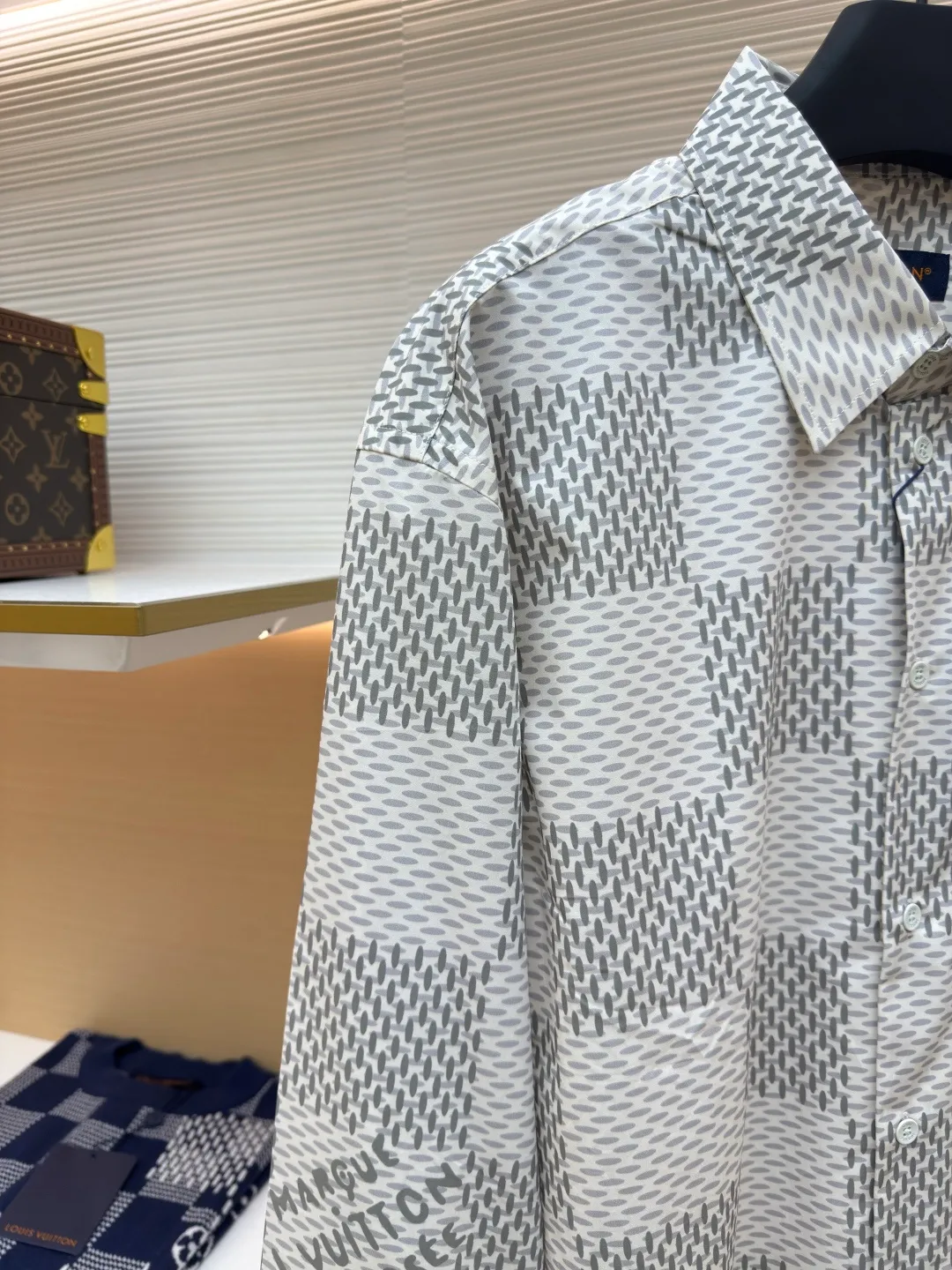 LOUIS VUITTON plain large checkered shirt ●Authentic product: purchased and developed for 10200 ●Item number: 1680321-B05 ●Fabric: polyester fiber fabric ●Technology: made on positioning cutting machine ●Version: fitted version ●Weight: about 300 grams ●Size: XS-S-M-L ●Description: The fabric is made of 40s*40s pure cotton plain fabric with a warp and weft density of 140*140. We purchased the Y version of the scanned pattern for printing, using semi-bleached cloth. Each position of the paper pattern positioning flower perfectly restores the Y version of the flower position. It is printed with digital paint direct-injection printing technology, and the laser burnt pattern is precisely cut into pieces. The left and right panels are designed with restored flowers. The sleeves and cuffs of the collar, seat, and back are made with positioning patterns based on the original pattern, and the buttons are hand-sewn with white hand-sprayed glossy paint. The overall wiring is straight and delicate, the fabric is comfortable and soft, and the color is consistent without color difference. It can be matched with the same style to create a fashionable look and control various occasions. Customized accessories, complete with three standards, same style for men and women!